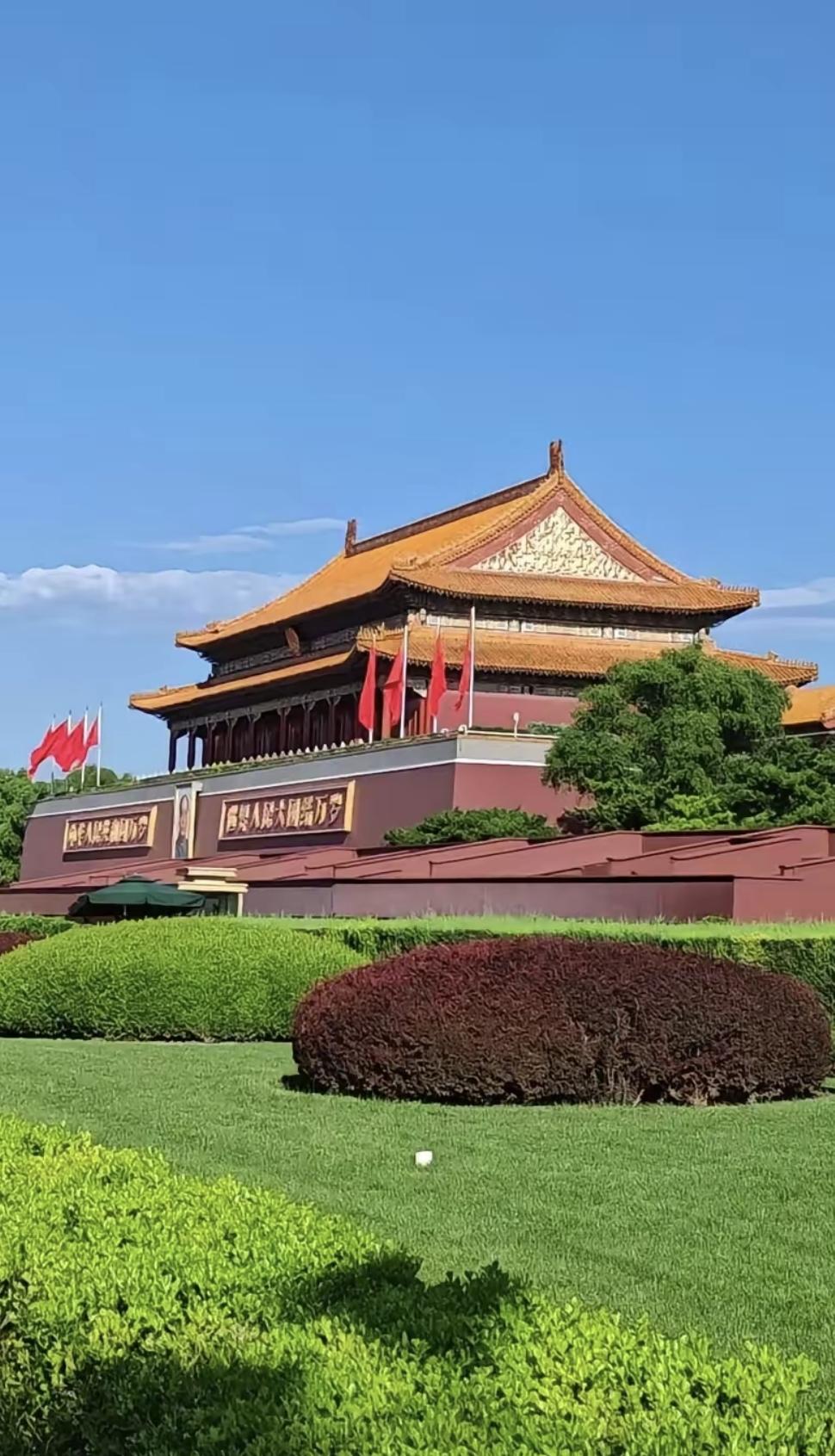 早上十点半出门，到家快五点了。这中间四十分不是走路花的，是等车、换乘、绕路、找车