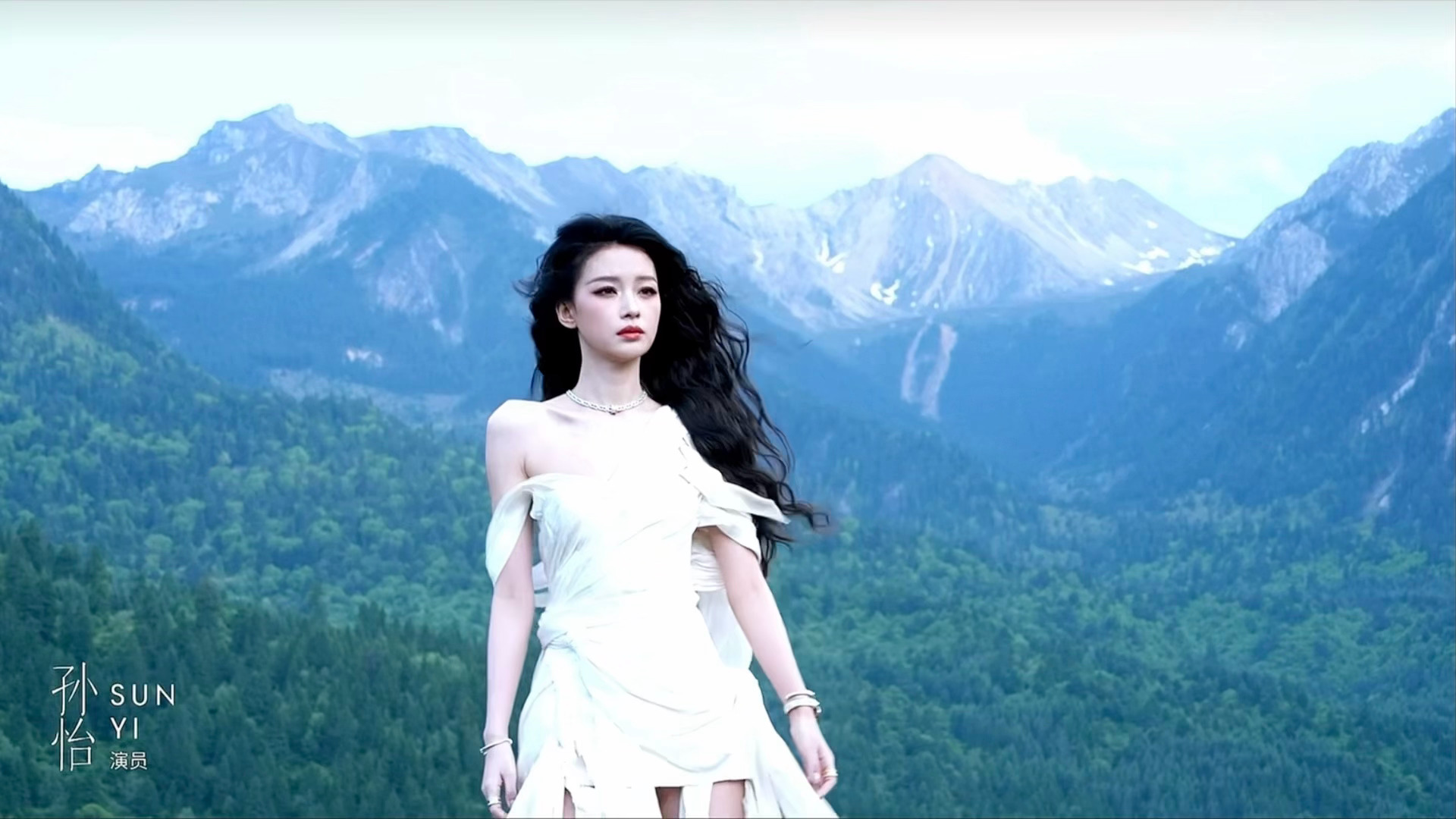 孙怡美晕我了 红毯直播这个慢镜头孙怡美成啥了😭白裙➕羊毛卷直接击中我n次。。尊