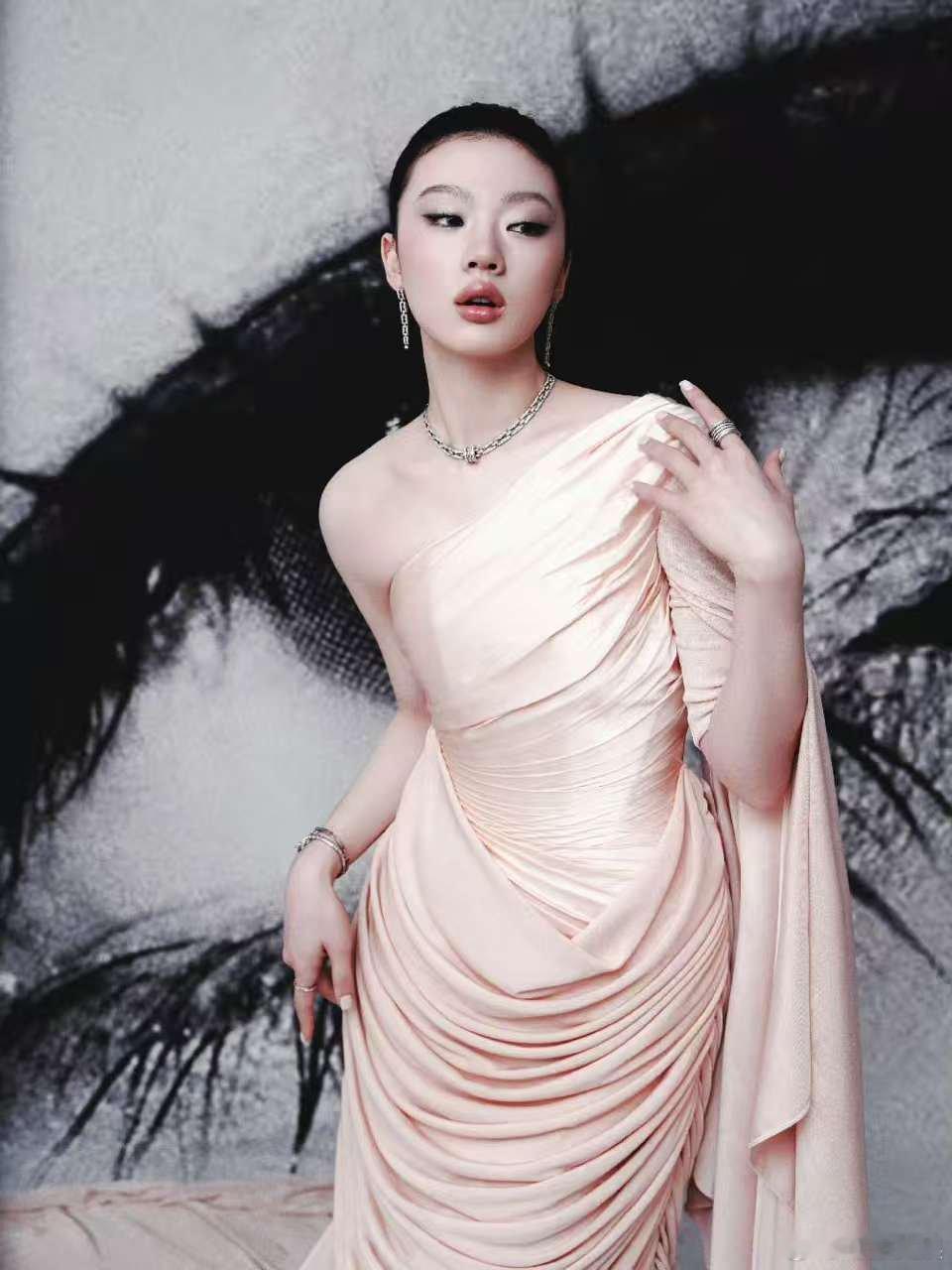 单依纯斜肩高定单依纯高定裙装单依纯高定裙装，好美，[嘻嘻][嘻嘻] ​​​