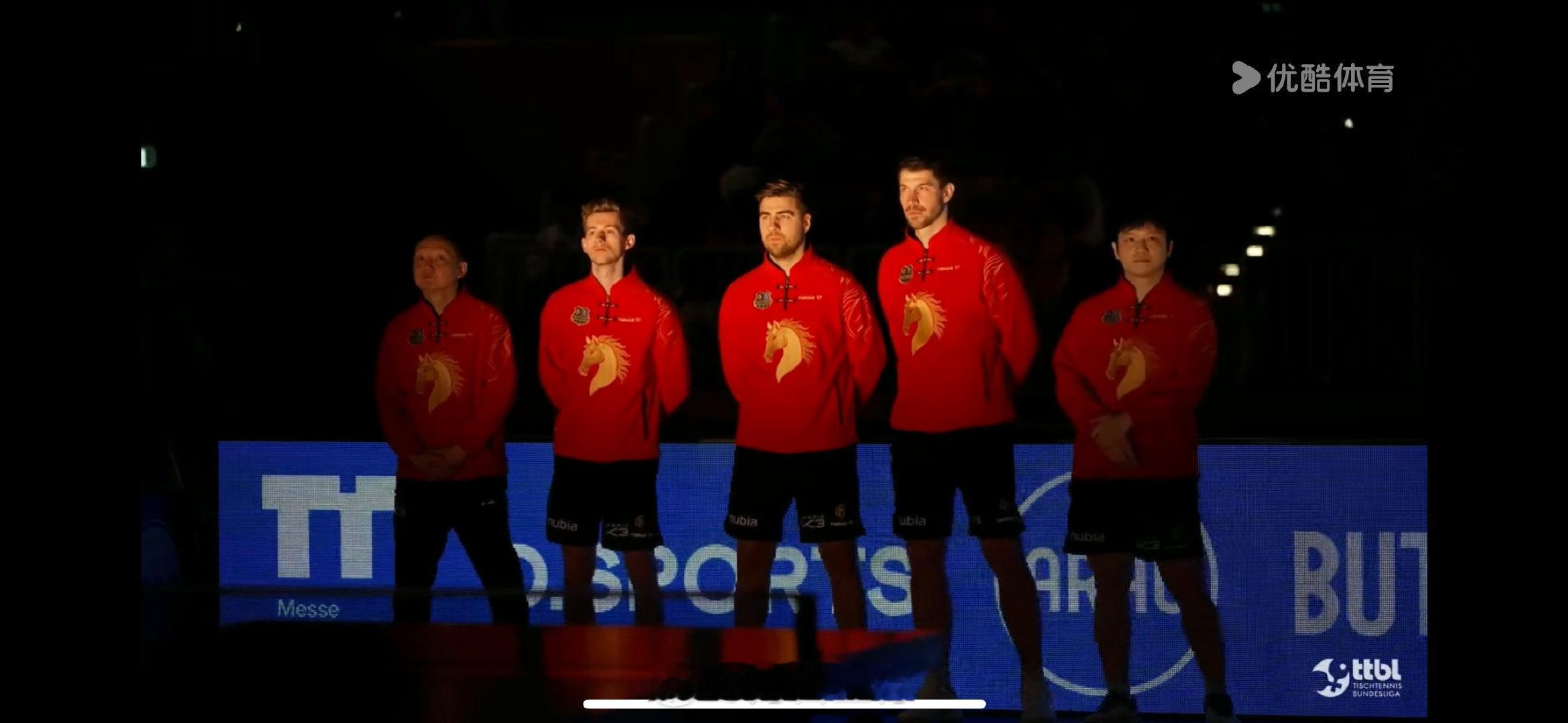 樊振东身穿中国红队服 德甲联赛第十七轮，樊振东和队友们穿着特别的队服出场，看到我