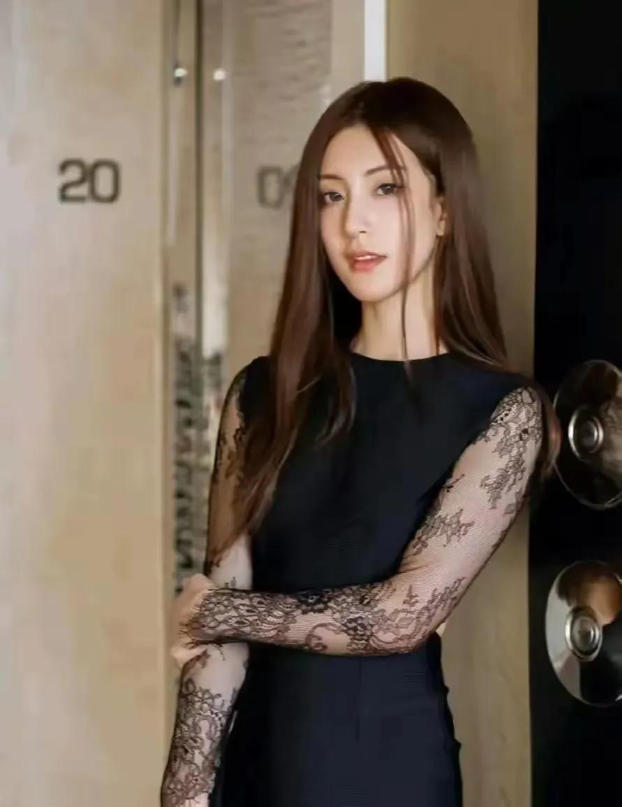 黑色御姐[比心]女孩子怎么穿搭既时尚又好看?