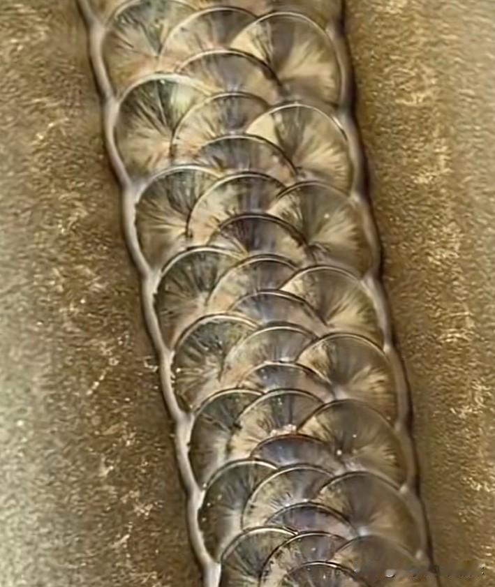 能达到鱼鳞焊的效果，这种手艺的一多半得悟性高，光靠死学估计难。师傅只能领进门，学