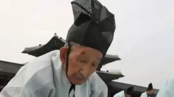 1138年科举考试结束，赵构发现探花是一名白发苍苍的老人，在得知对方已73岁高龄