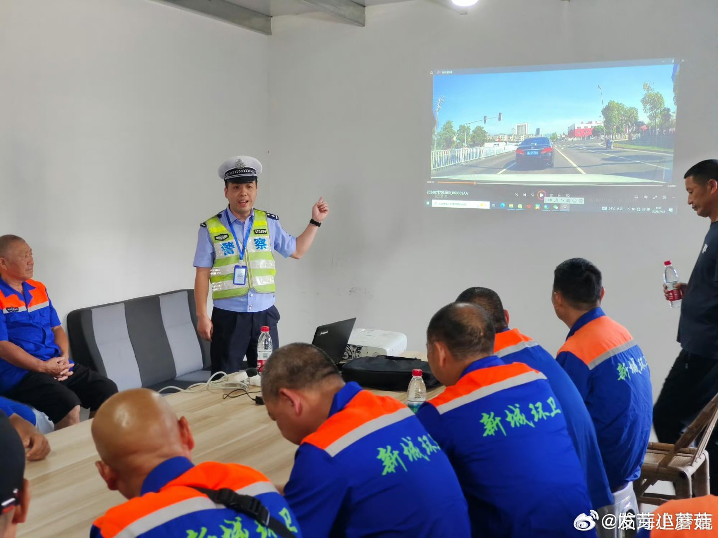 临海交警走进环卫站送上安全锦囊连日高温炙烤路面，环卫工人顶着烈日穿梭车流间清扫保