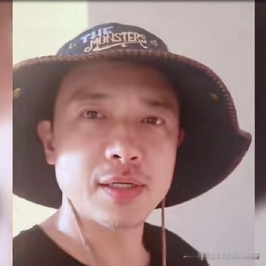 董璇女儿酒窝在天津演出，她的爸爸高云翔带着爷爷奶奶去接她回家。到底是血浓于水的亲