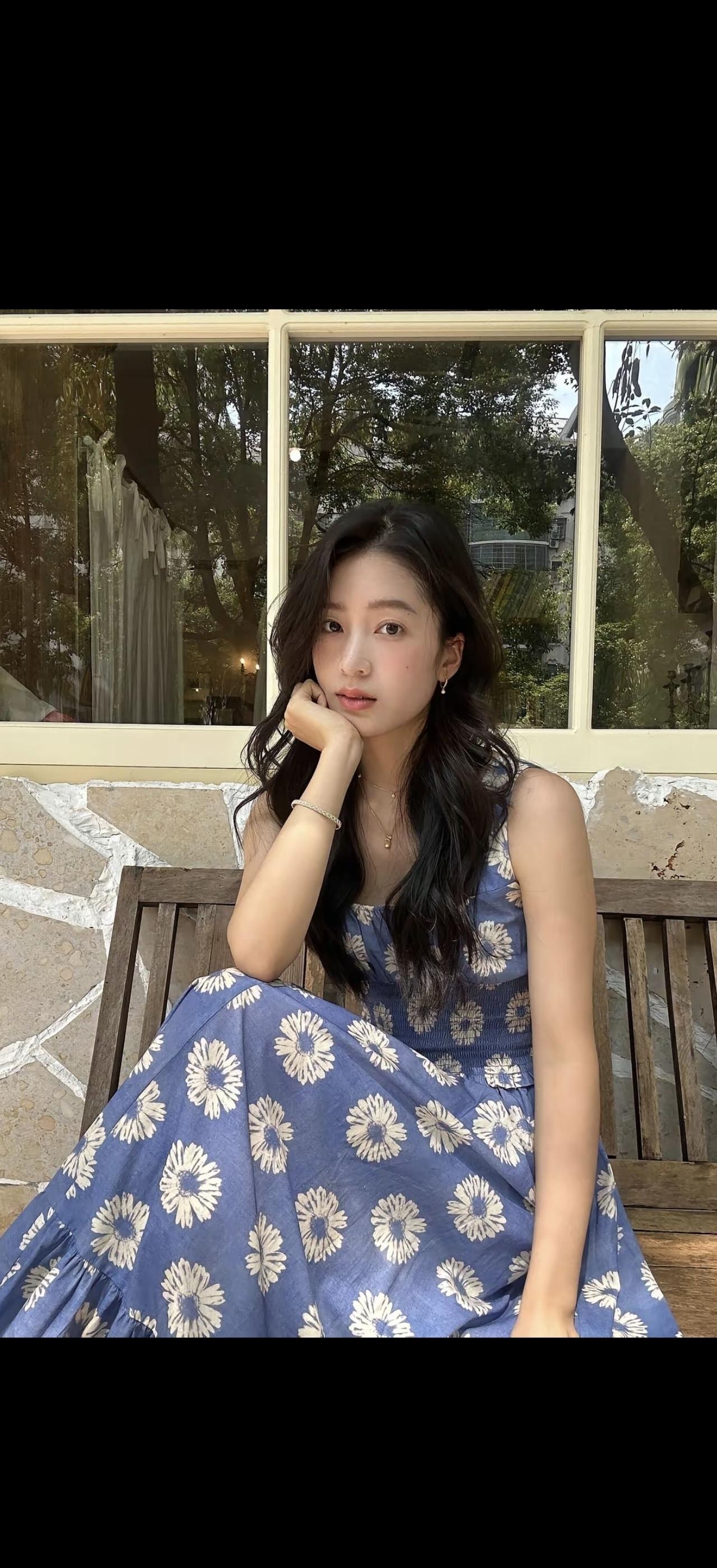 花影摇曳间，美人倚窗思。