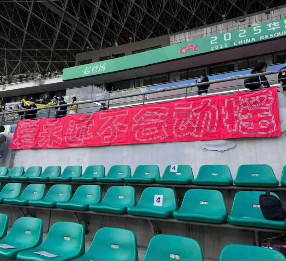 严浩翔六周年演唱会灯牌，严浩翔严压全场！ 