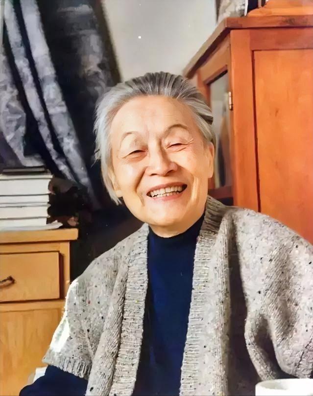 1997年春，86岁的杨绛对病床上奄奄一息的女儿说：“安心睡觉，我和你爸爸都祝福