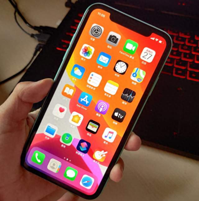 iPhone11升级iOS27还是留守iOS18？实测结果告诉你