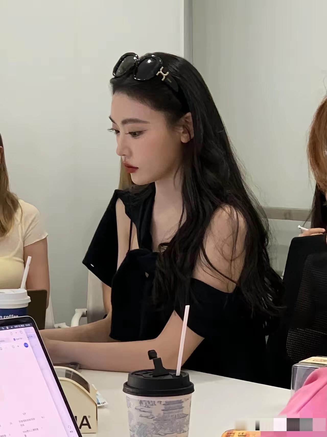 某酒店一男子因开玩笑打女同事屁股被指性骚扰，女同事报警后警察未处理。单位因此解雇