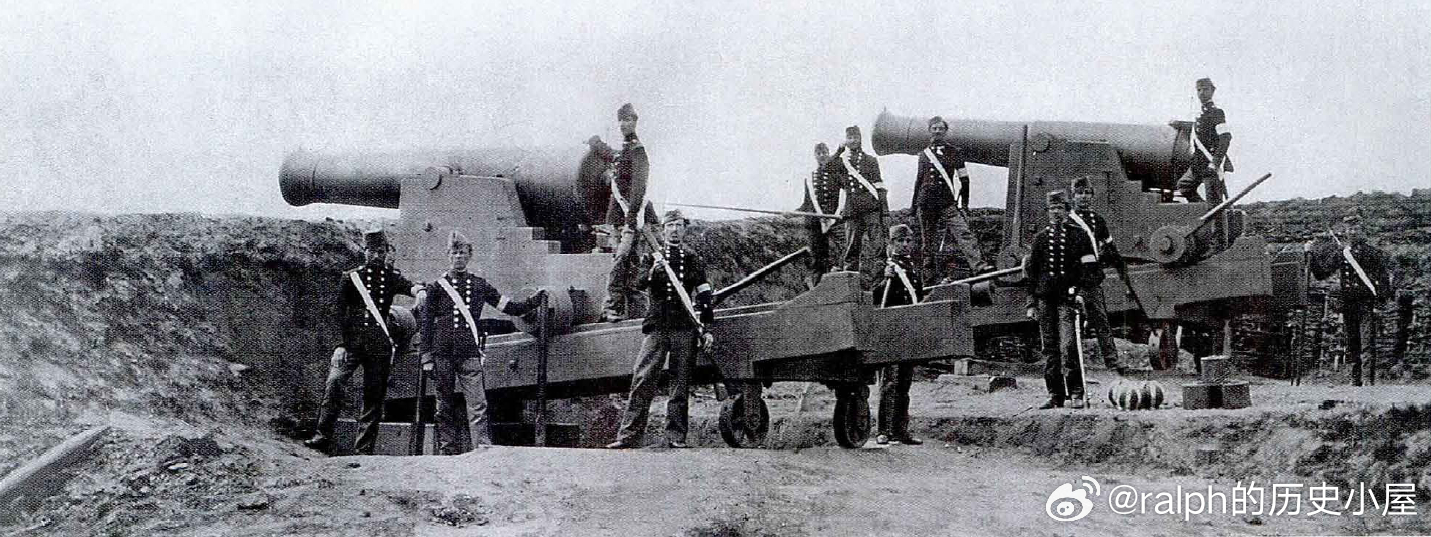 1864年普鲁士士兵们站在攻克丹麦要塞弗雷德里奇的大炮旁。丹麦军队所装备的全部大