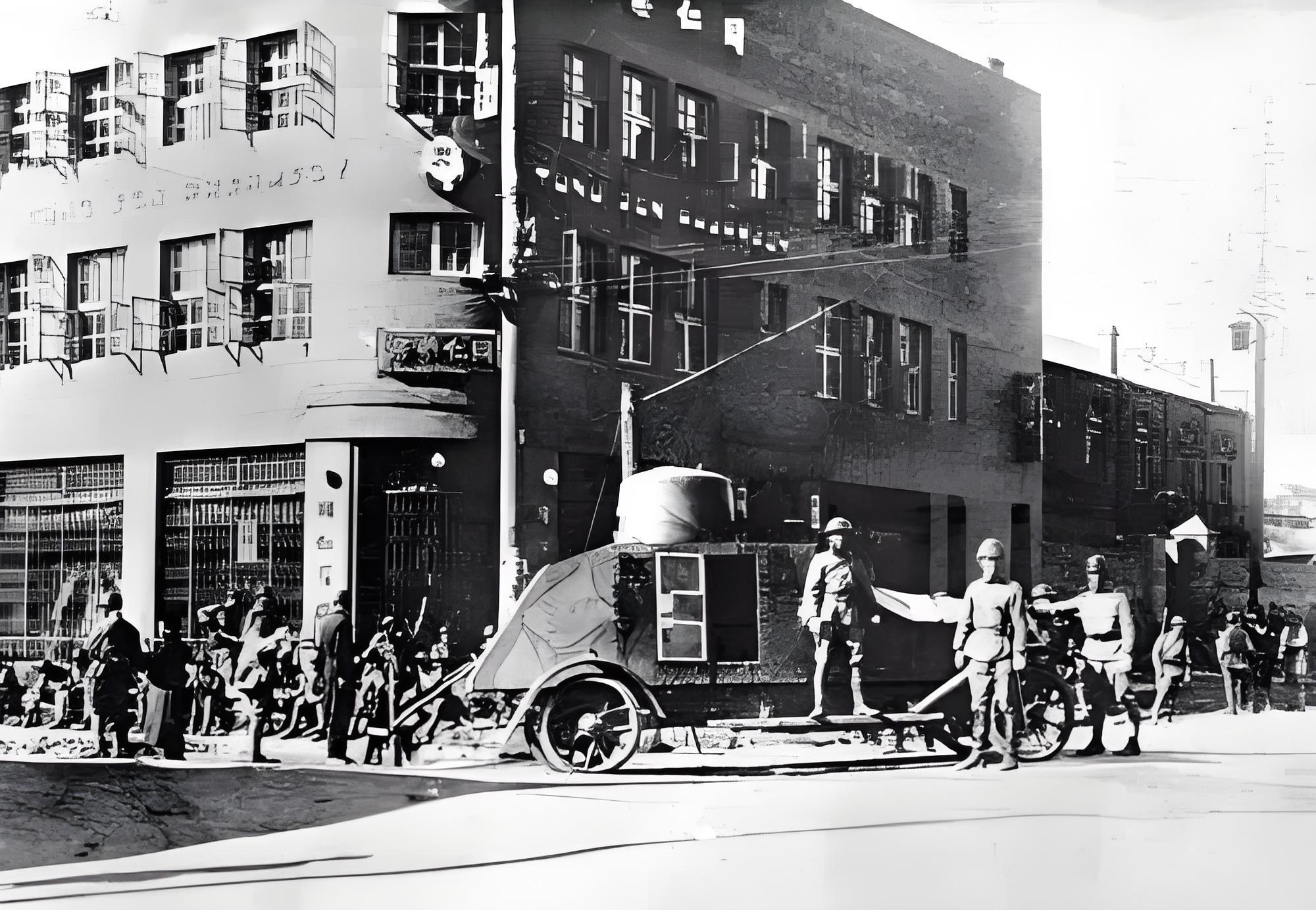 ▲1931年“九一八事变”，沈阳城内，准备进行街巷战的日军装甲车队。