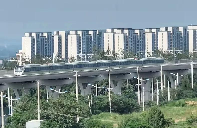 济南地铁四号线跑上了八号线轨道，看来传闻中的四号线八号线套跑可以确定了。


四