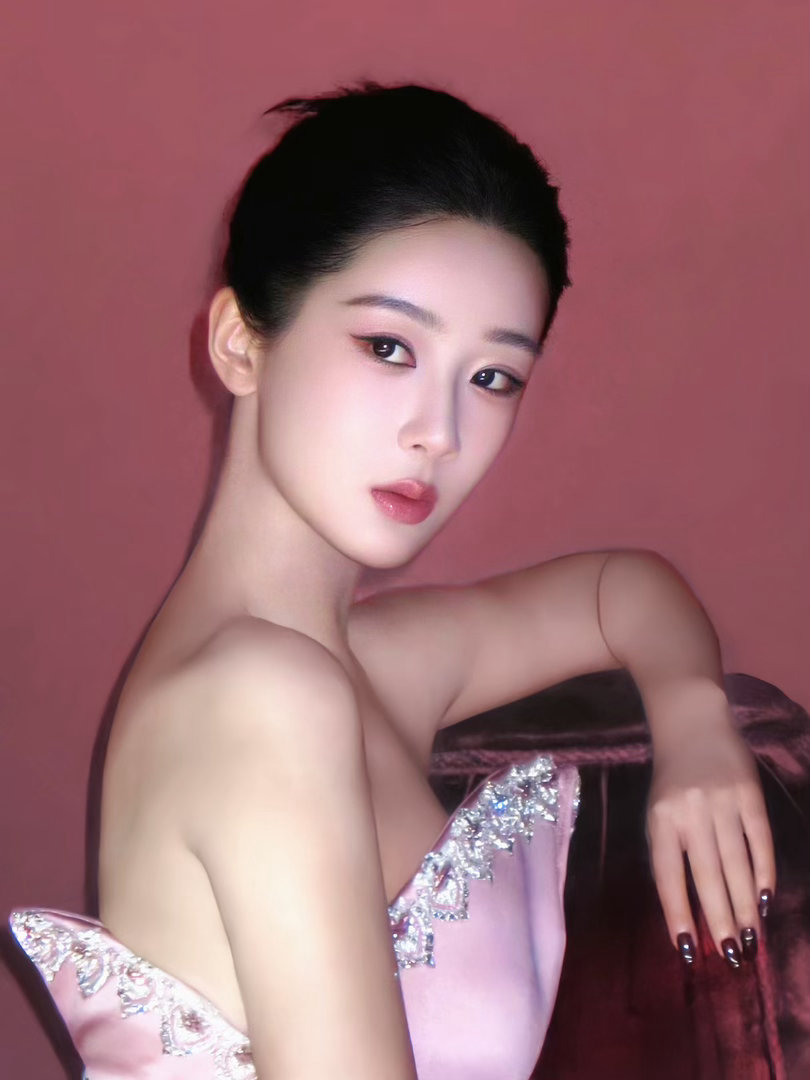 晚安，愿你的每一晚都如同拥抱一样温暖。杨紫