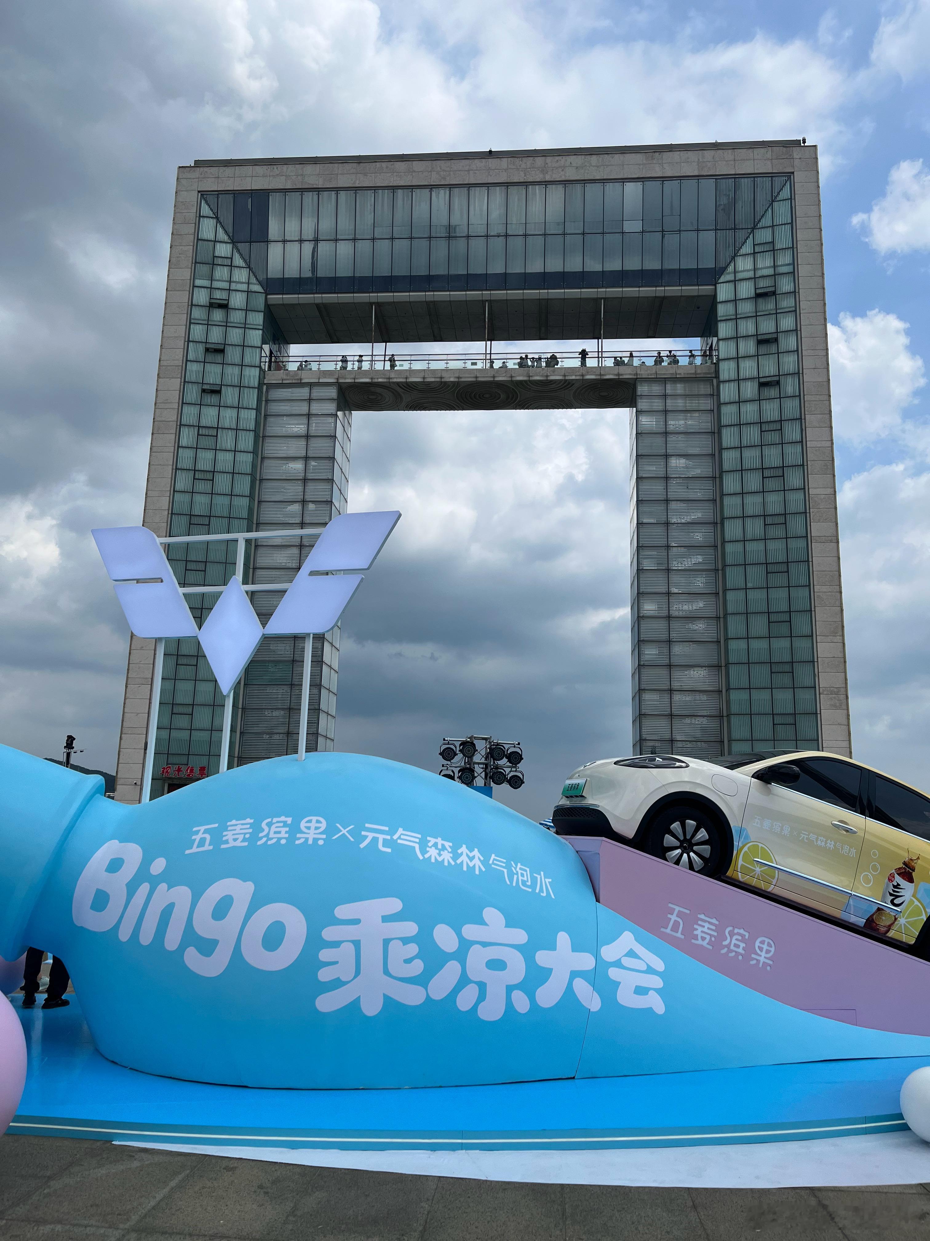 抵达活动现场，吓一跳，太清新了，太元气满满了，好多小姐姐在现场跟小缤果合影（没好