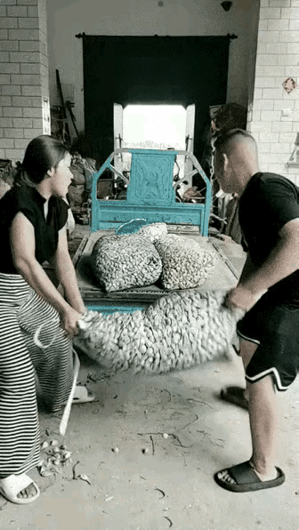 怪媳妇撒手不及时，丈夫劲又太大，把媳妇给带上车了，不怪丈夫，打人就更不对了！