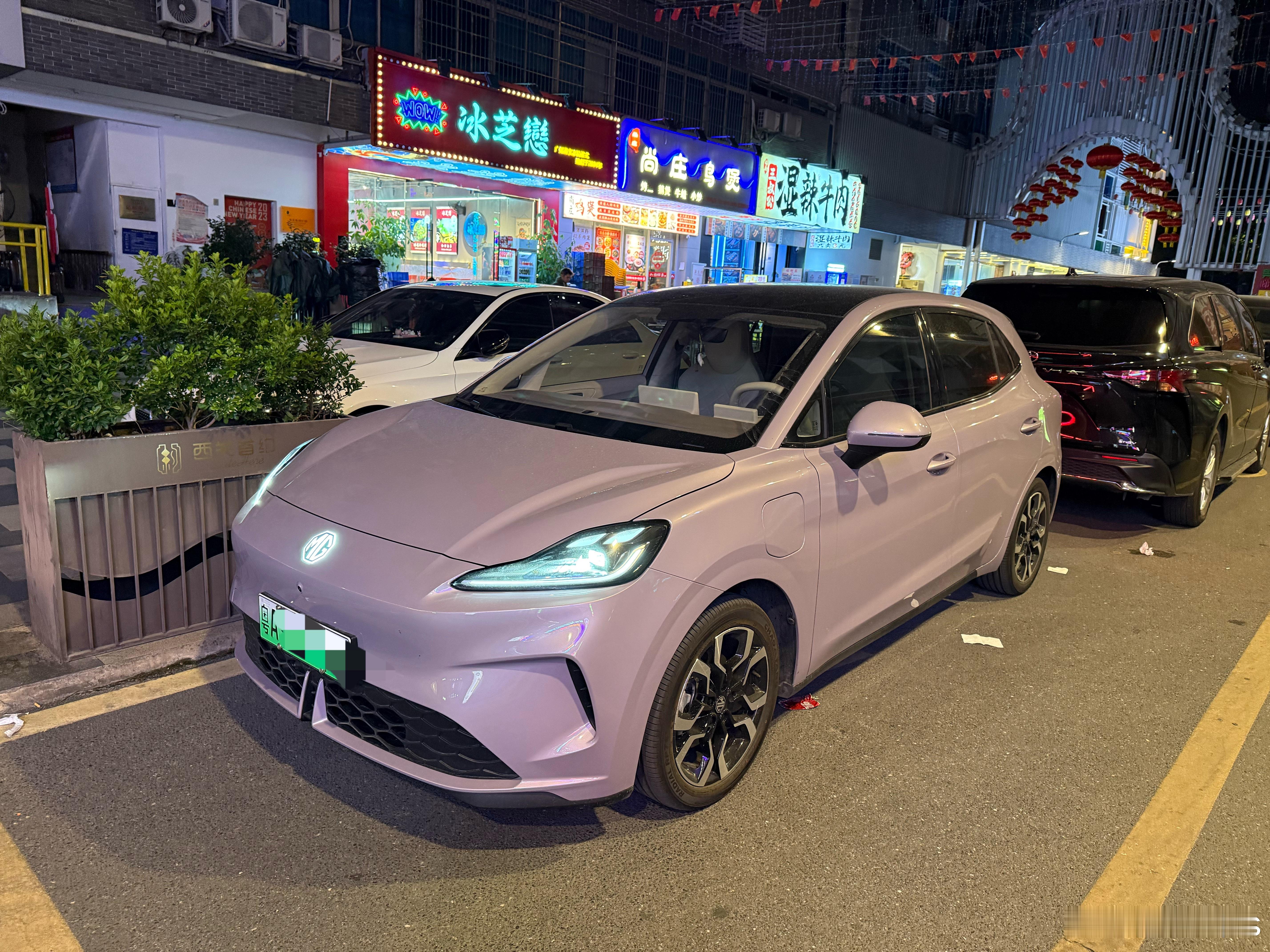 夜试同学的MG4，8万蚊出头，抵啦！几好开啊，当时魏大师系后排笑得几开心啊！ 