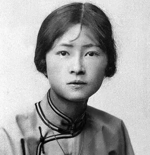 1953年，时任北京市副市长的吴晗，要拆除部分古建筑，遭到林徽因阻拦，他指着林徽