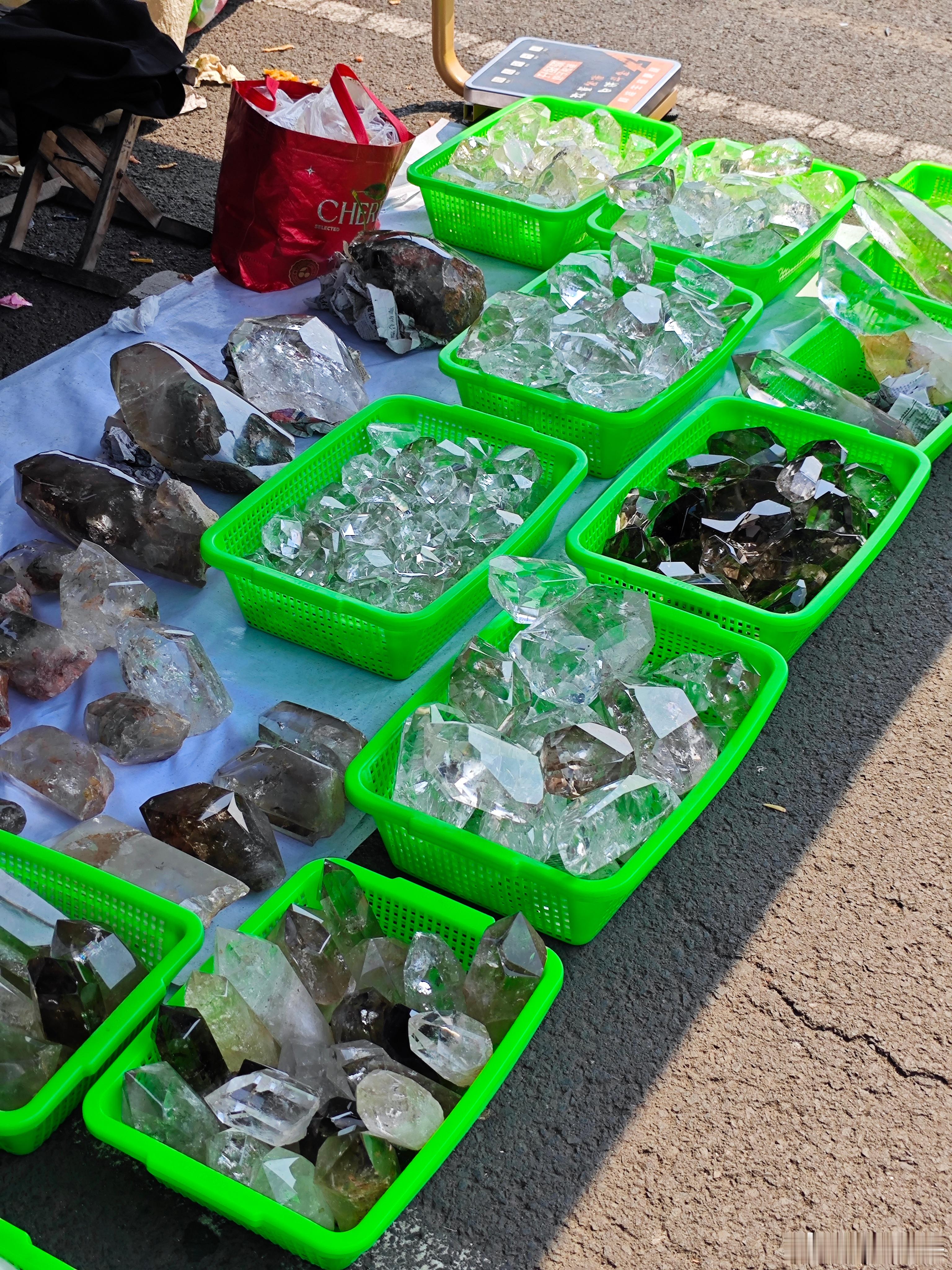 连云港东海水晶大集很有意思，除了各种水晶，还有黑曜石、萤石等多种矿物，还有黑曜石