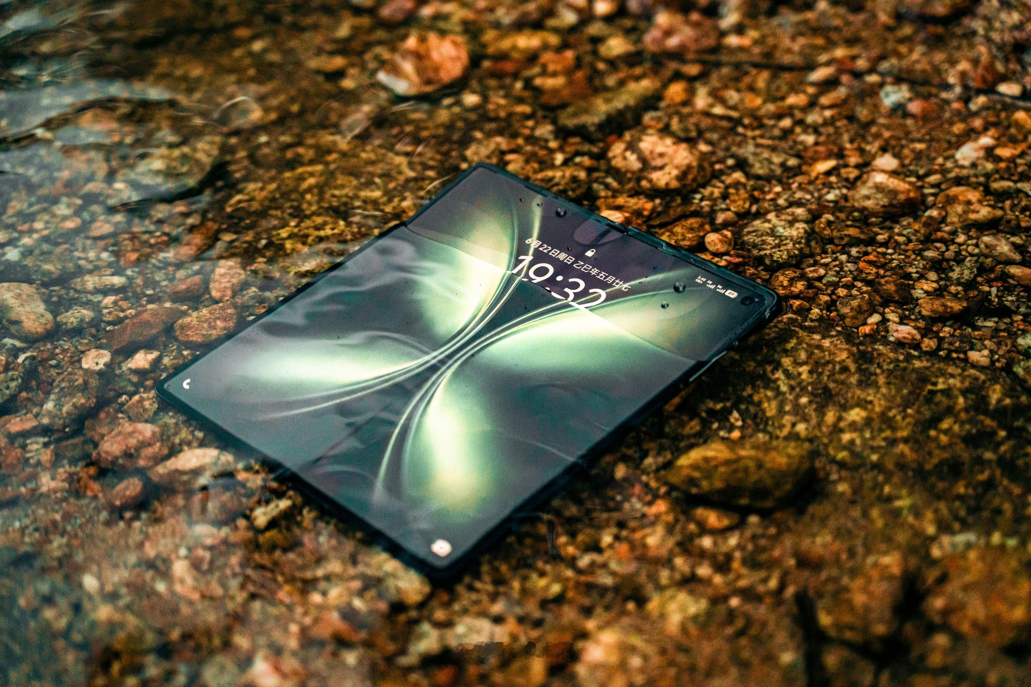 我把vivo x fold5 扔水里试了，确实防水[赞]打算带着它去玩儿漂流，现