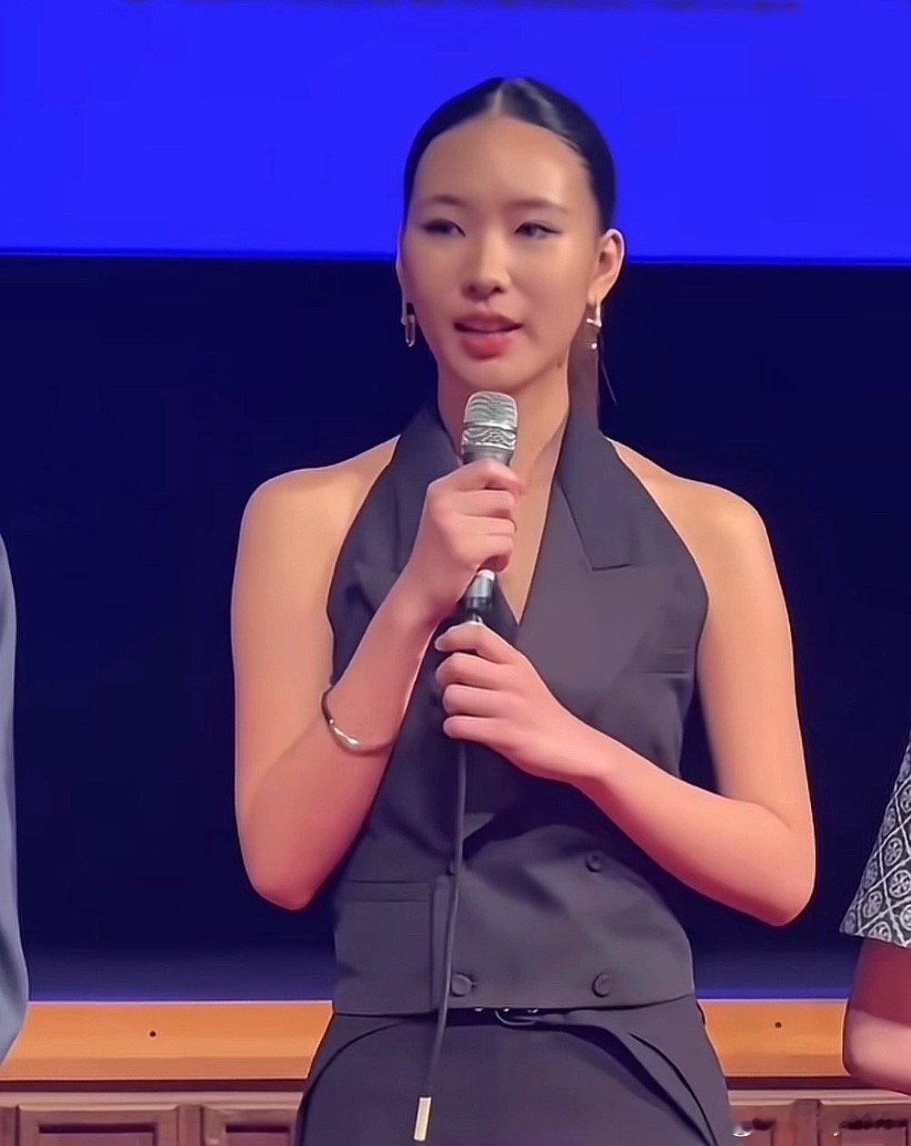 小S的大女儿Elly 跑去演戏，在首映礼上侃侃而谈。Elly 其实蛮照骗的，平实
