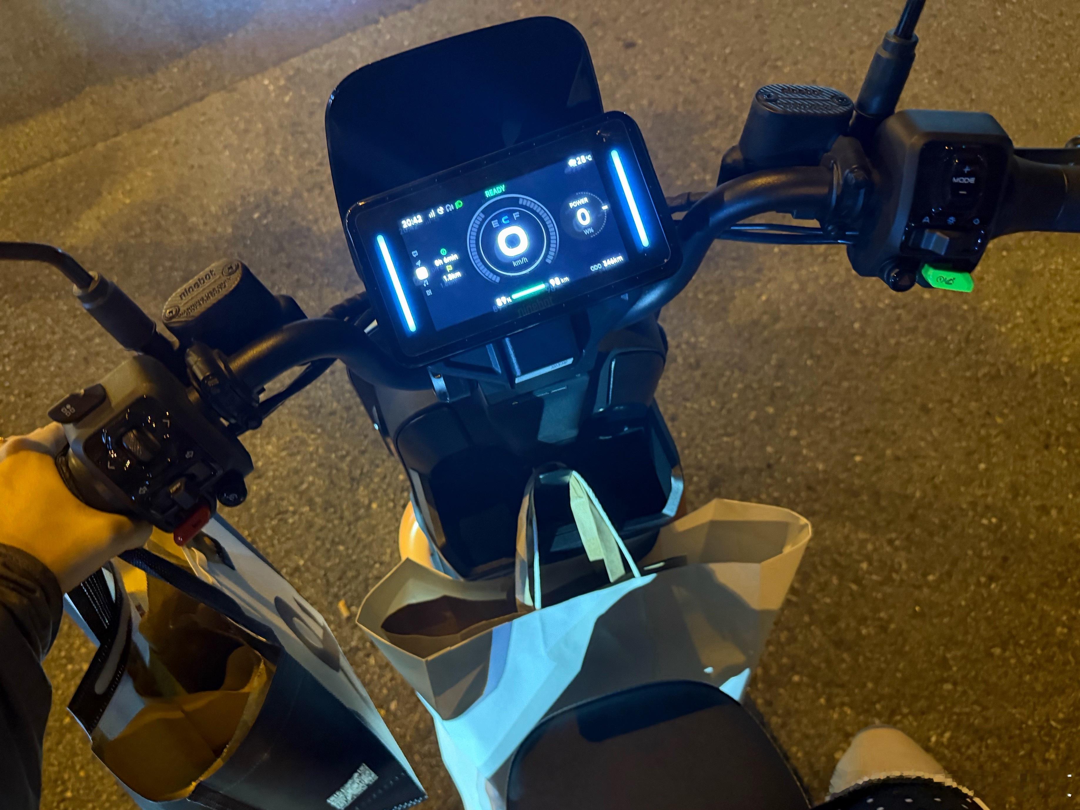 和姐妹逛街真开心逛完回来骑着我的小电动回家