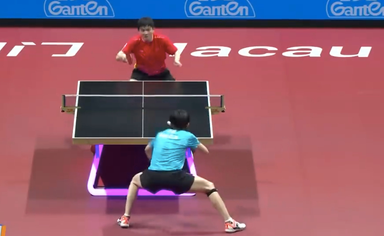 乒乓球男团决赛第二场，樊振东3-1战胜王楚钦，比分：8-11、11-7、11-3