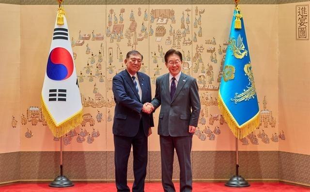 韩国现任总统李在明，最近干了两件直接震动半岛的大事！第一件，直接把三八线前沿的驻