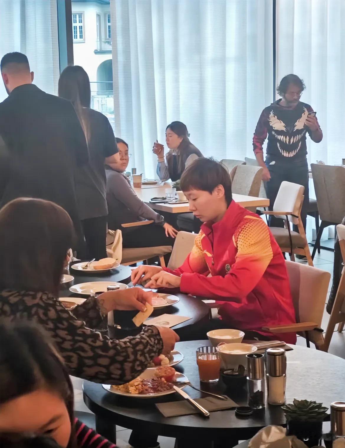 优雅小鱼
在线干饭
刷到网友今天在法兰克福偶遇曼昱
她真的很亮眼
脸也小小的
侧