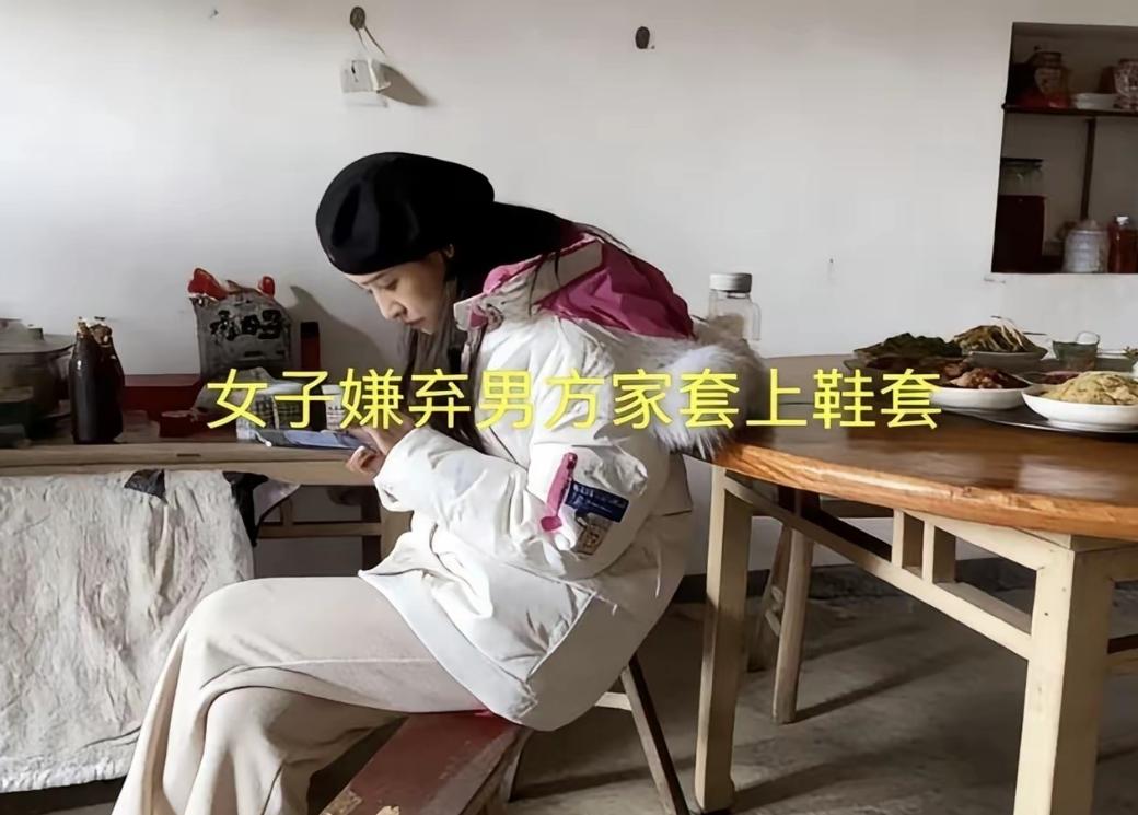 扎心了！男生带着女友回农村过年，父母得知后高兴的不行，又是收拾屋子，又是叫来亲朋