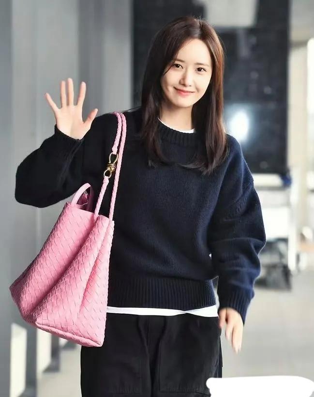 林允儿机场照太绝了，扑面而来的少女感，姐姐状态好好，永远18岁，不愧是韩娱人气偶