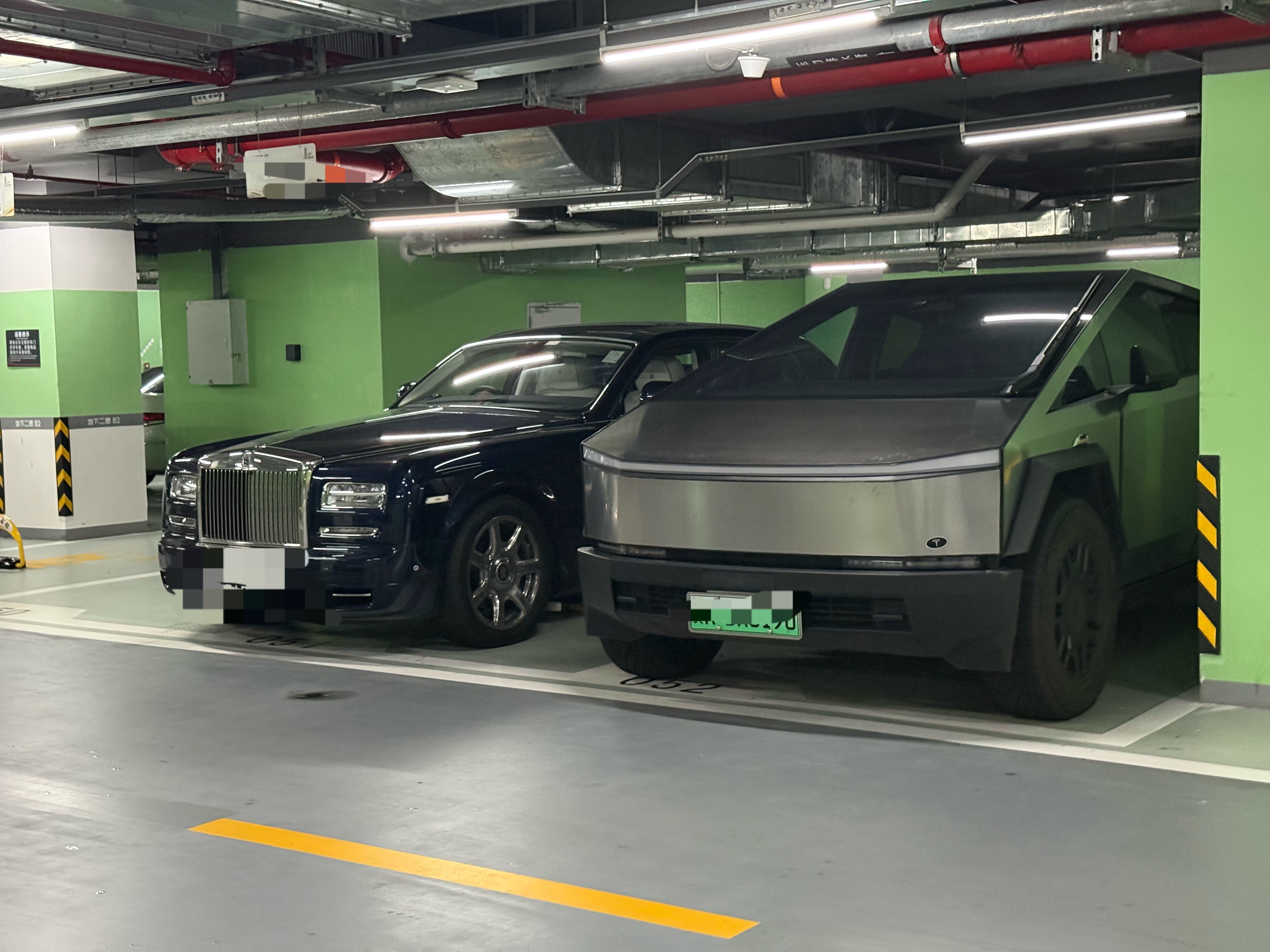 大劳+Cybertruck，这组合，登和潮都到顶了🤩🤩🤩 