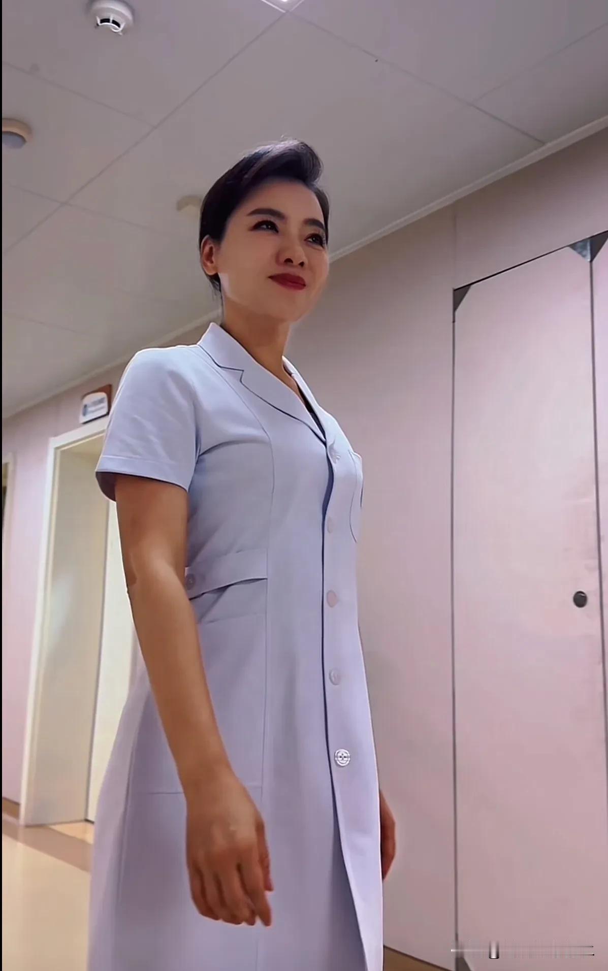 情歌天后的护士制服诱惑

她是一名军旅歌手。
23岁特招入伍，是火箭军文工团的女