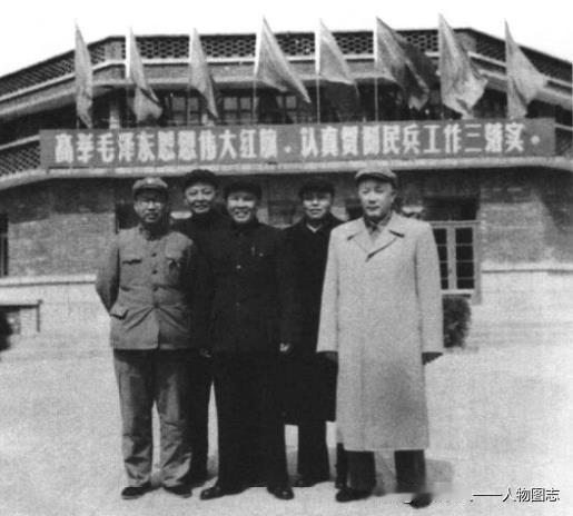1965年4月，朱良才与战友们在天津。左起:肖思明、傅崇碧、朱良才、杜文达、陈正