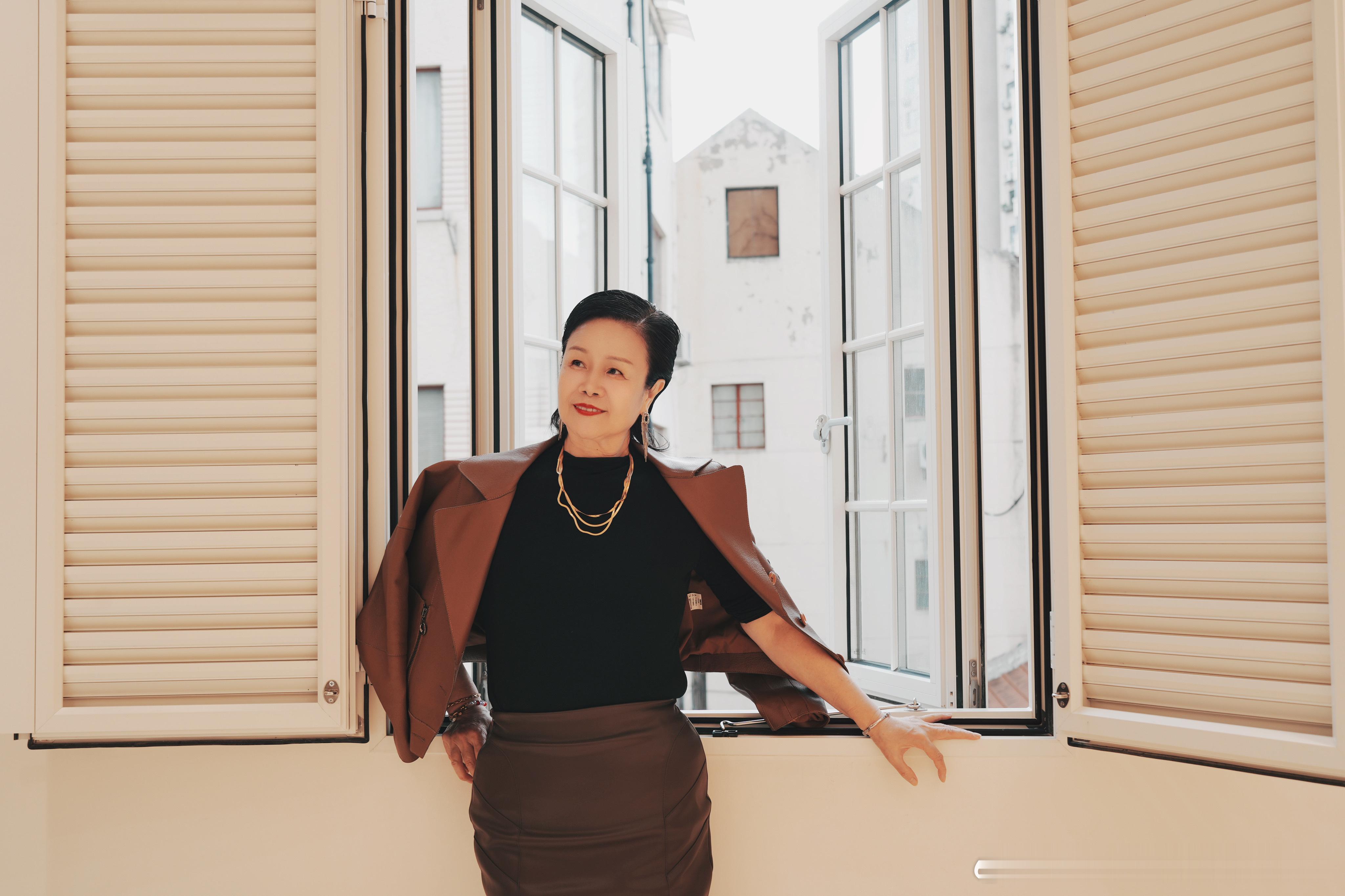 “不管有多么寒冷的冬天，生活还是需要明媚温暖的去度过。”从小到大，我的母亲就是我