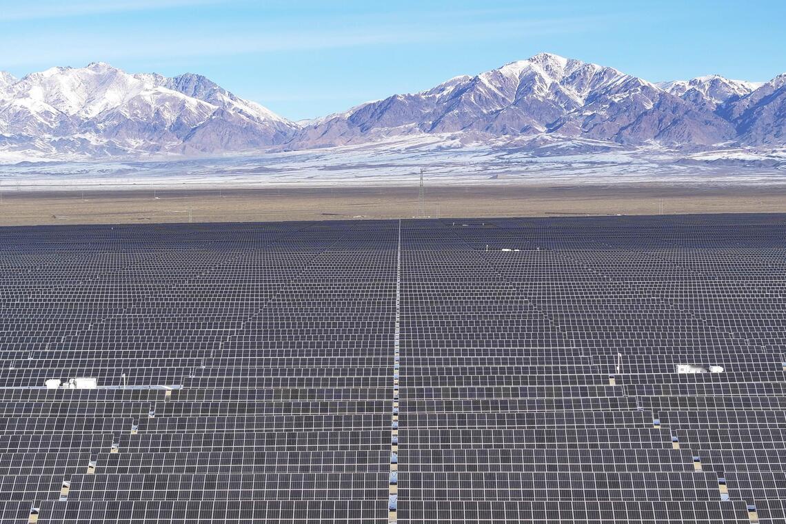 新疆已实现光伏和光热同步发电的技术突破，并通过特高压输电，每年向重庆输送约360