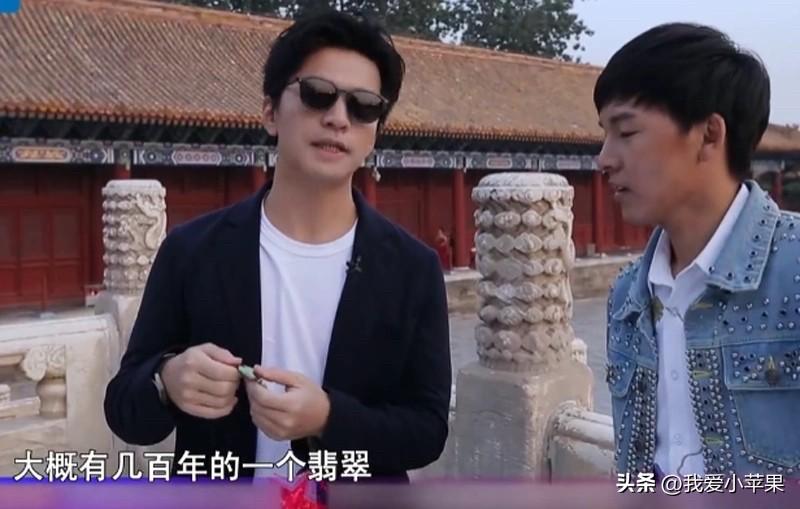 李健给单依纯送的礼物可谓是用意比较深。李健老师非常喜欢送礼，他只要参加节目不管是