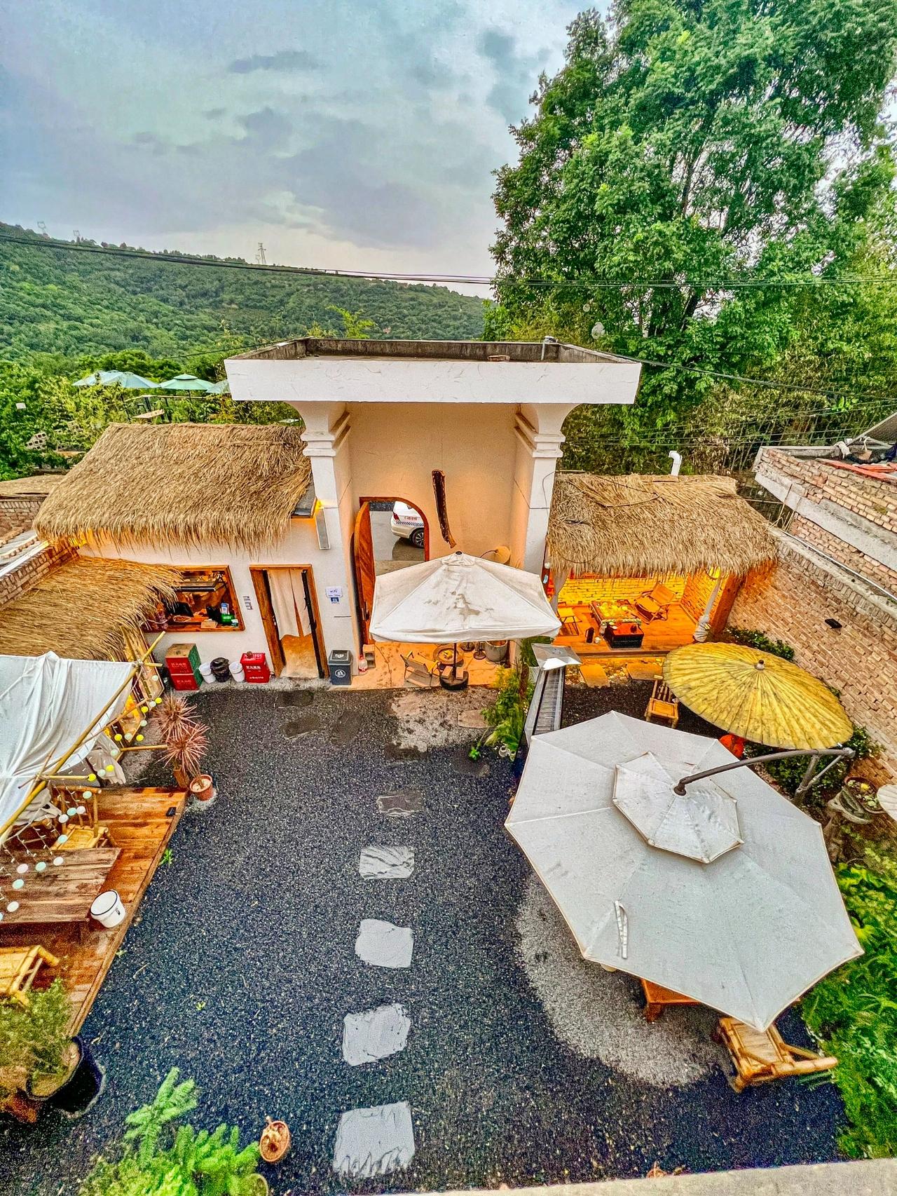 别问了！！真的在西安！！！被山包围着 风景真的忒好了！可以喝下午茶🍵吼惬意！还