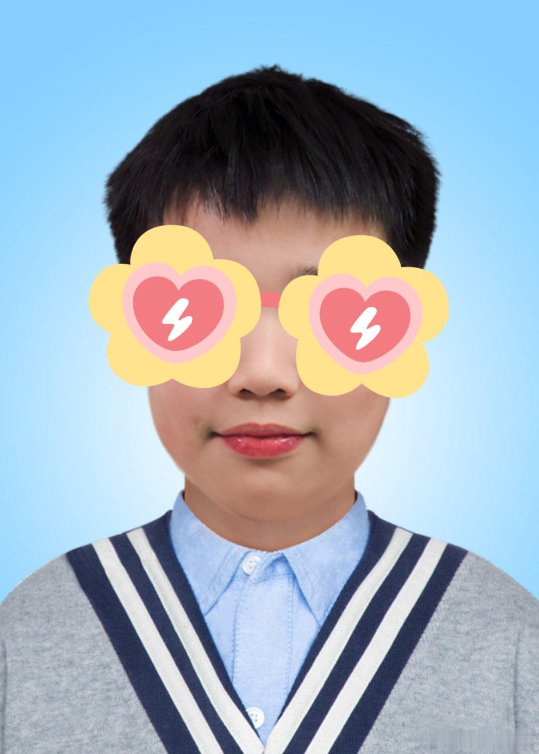 科技改变生活小宝子要报名画画考试9级，需要一张电子报名照。昨天晚上到家，宝子都已
