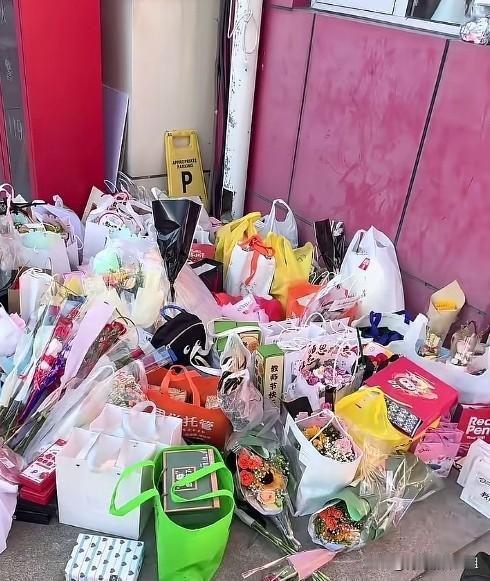 场面壮观！一堆教师节礼物“滞留”校门口，心意收下礼品退回。
9月10日教师节，不