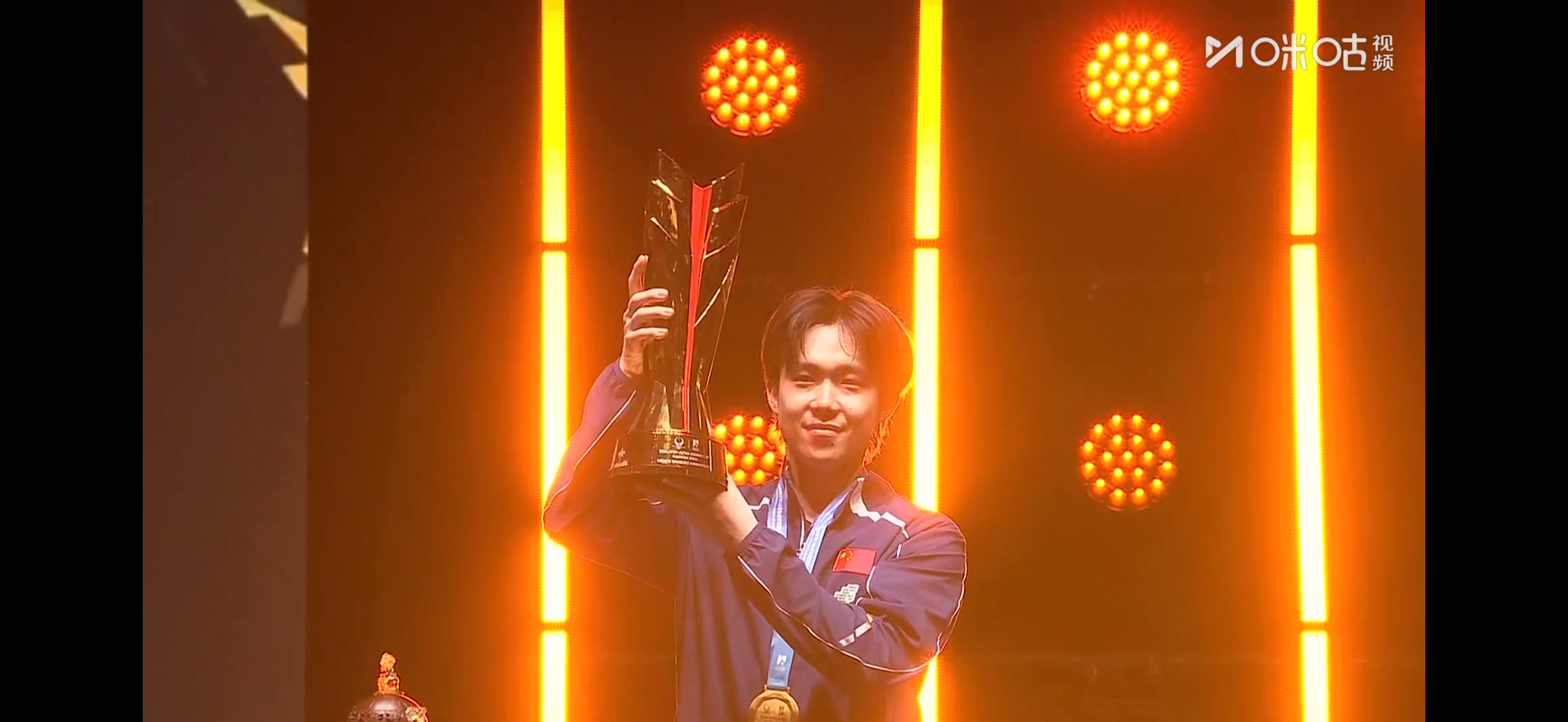 王楚钦金牌恭喜我们头头卫冕亚洲杯冠军！ 