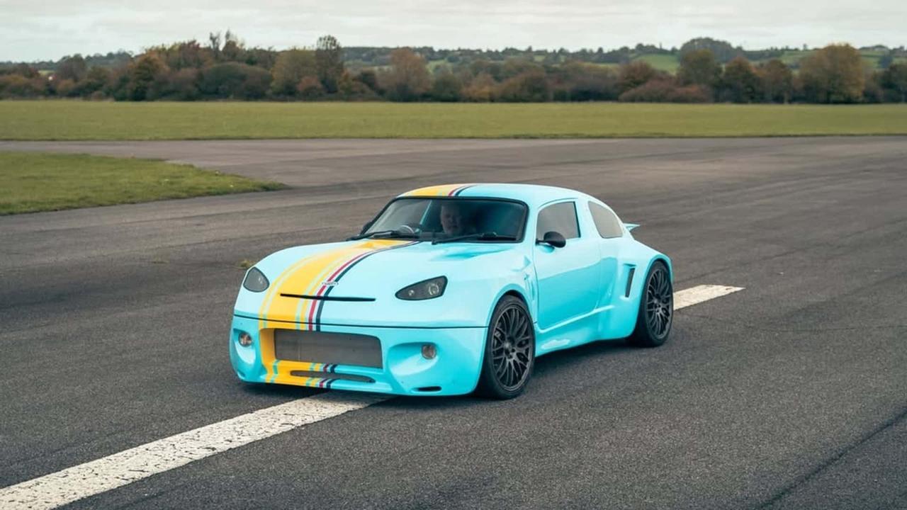 拥有近70年历史的英国小众跑车品牌马科斯在经历多次破产坎坷后，迎来新东家霍华德·