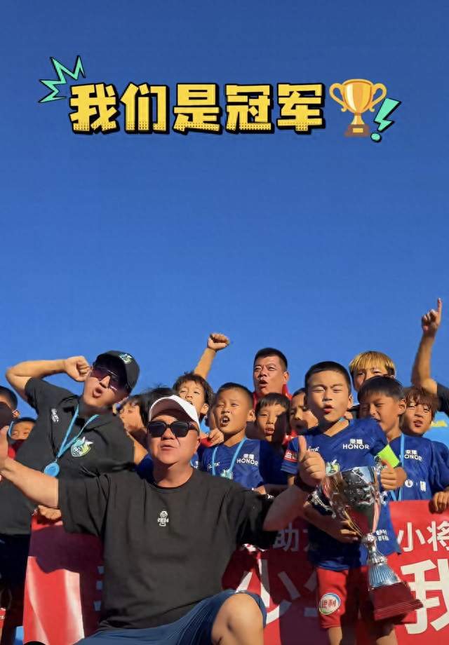 8岁的乔治和8岁的梅西：两个小个子，隔着25年踢着同一种足球