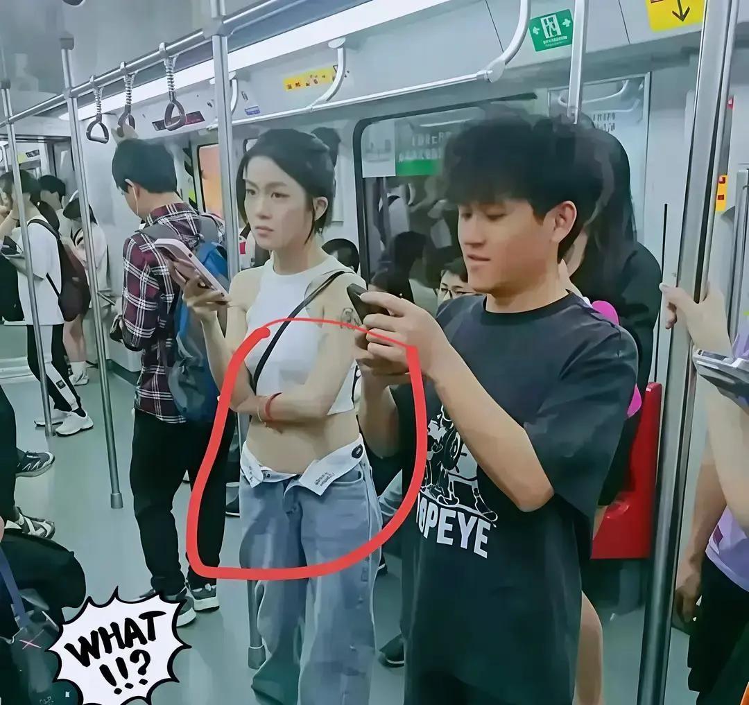 深圳地铁里一位姑娘穿短裙坐着，被旁边男的举着手机对着腿拍，还被人发到网上配字“这