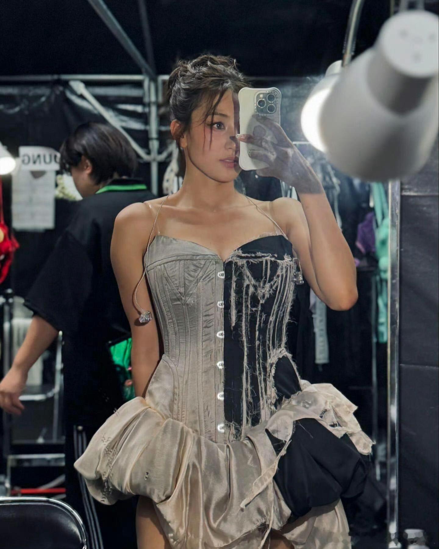 这件鱼骨裙居然好多美女都穿过，也太受欢迎了吧！jisoo、陈都灵、winter、