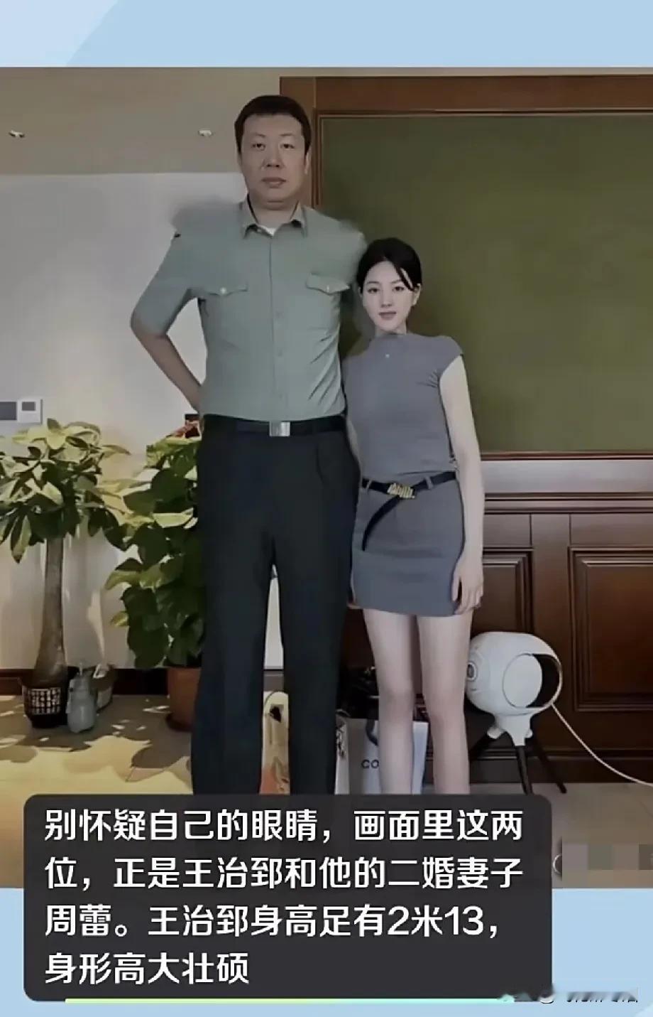 你知道他是谁吗？
看他和老婆这身高差，太萌了吧！
他是一位篮球名将，是首位登陆N