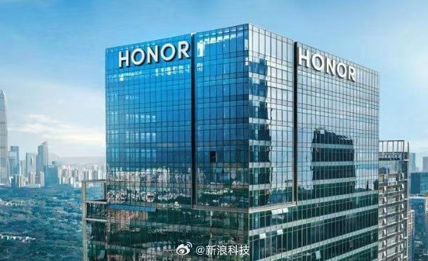 李健表示，从单一品牌维度来看，荣耀目前在国内市场份额已稳居行业前三。同时，他还透