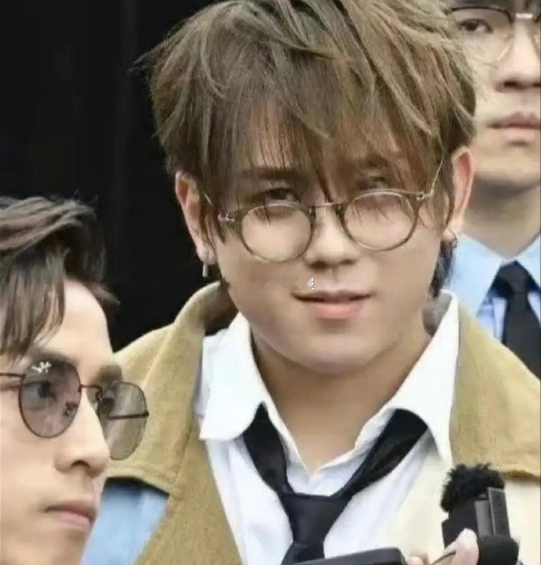 Xswl，谁来为全球最帅面孔第二姜涛的眼镜发声？ 