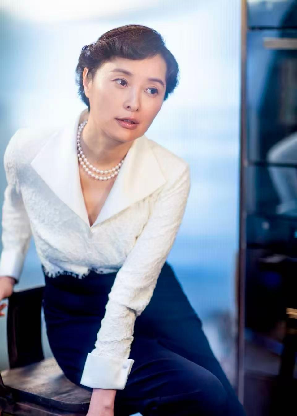 吴越谈到我的前半生带给她的影响 凌玲是吴越包装很丑的礼物吴越谈吐温柔平缓，没有激