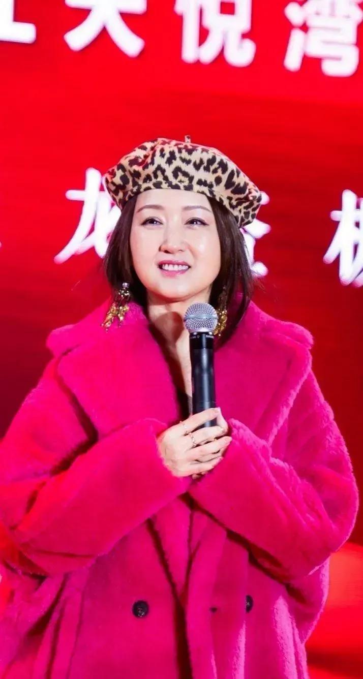 “甜歌玉女”杨钰莹真该减减肥了！本来脸盘子就大，脸盘大的人就是不能胖的，一胖毁所
